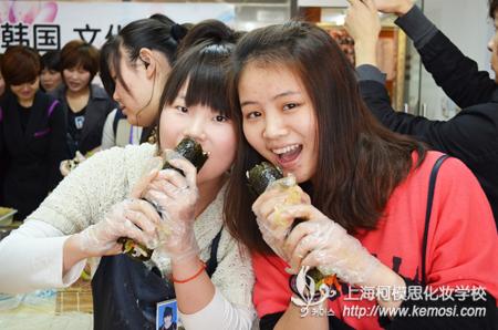 柯模思化妆培训学校2012韩国文化体验活动 调节学生学习氛围